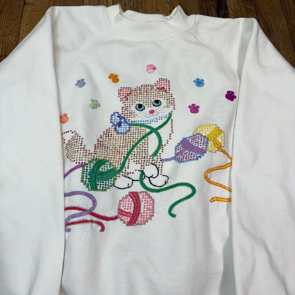 Vintage Hanes Sewn Kitten Pattern Playing Yarn White Size Medium Colorful - Picture 2 of 8